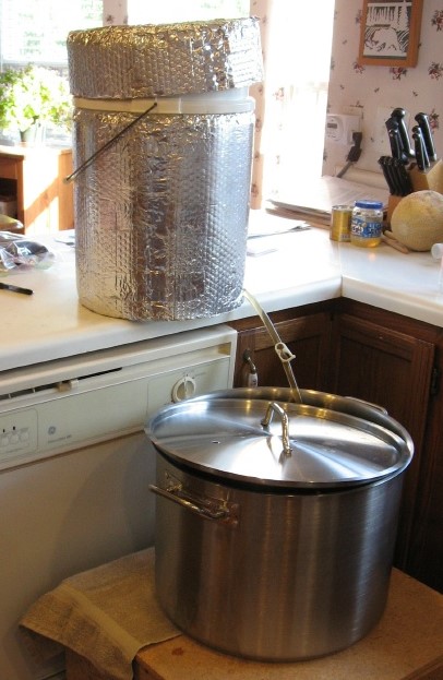 Insulated lauter tun bucket with boil kettle